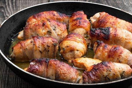 Куриные рулетики с грибами и сыром в беконе
