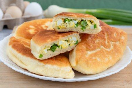 Жареные дрожжевые пирожки с зеленым луком и яйцом