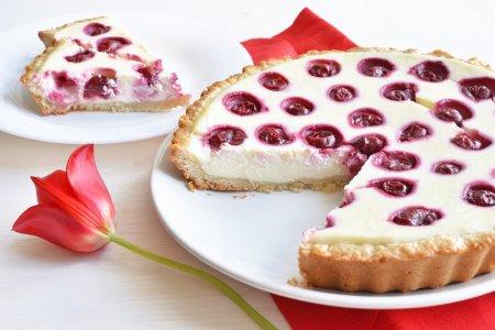 Открытый песочный пирог с творогом и замороженной вишней