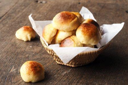 Пышные булочки на кефире и дрожжах в духовке