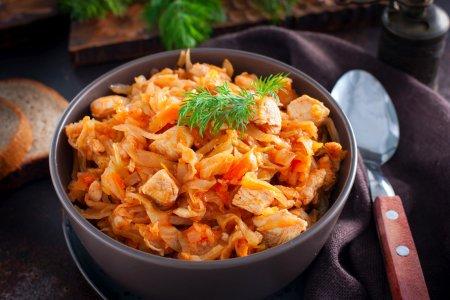 Тушеная капуста с куриной грудкой в мультиварке