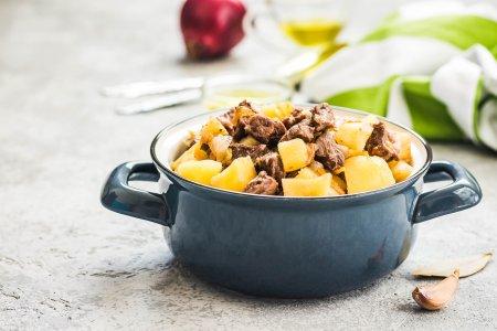 Тушеная картошка с тушенкой в кастрюле – вкусный рецепт пошагово