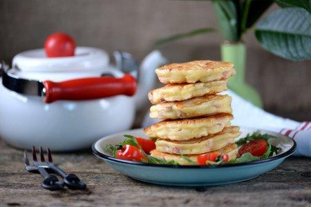 Оладьи-пицца на кефире на сковороде: простые и вкусные