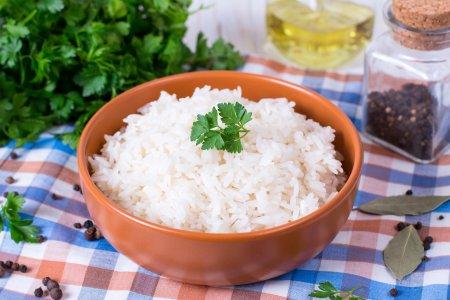 Рассыпчатая рисовая каша на воде (в кастрюле) – простой рецепт пошагово