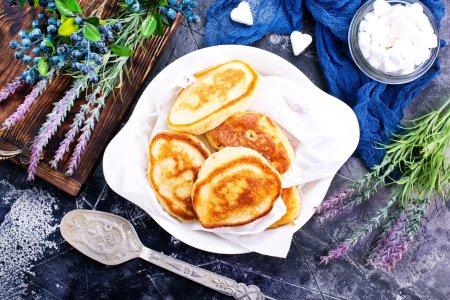 Пышные оладьи на сметане с сухими дрожжами