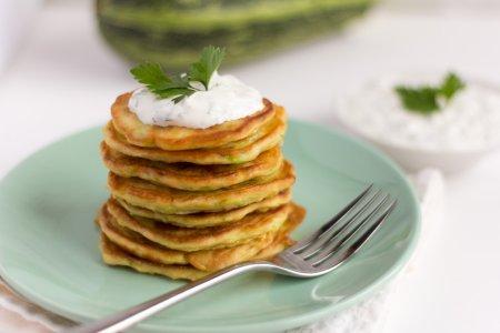 Оладьи на сметане с зеленым луком и яйцами