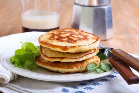 Оладьи на сметане с колбасой и сыром: пышные и вкусные – рецепт пошагово