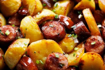 Картошка с охотничьими колбасками в аэрогриле – вкусный рецепт