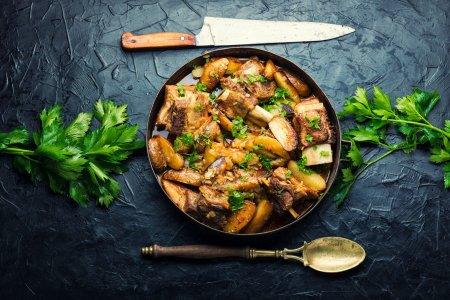 Говяжьи ребра с картошкой в афганском казане