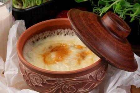 Запеченные пельмени с сыром и сметаной в горшочках
