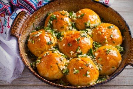 Пампушки с чесноком к борщу в духовке – вкусный рецепт пошагово