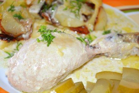 Куриные голени, тушенные с картошкой и морковью на сковороде