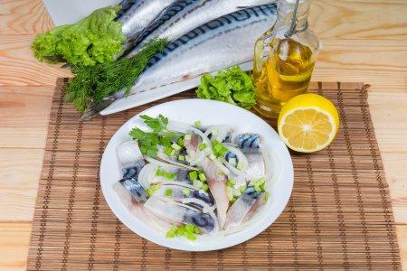 Маринованная скумбрия с луком в банке: простой рецепт (пошагово)