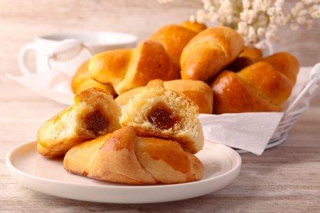 Рогалики из дрожжевого теста с повидлом – простой и вкусный рецепт
