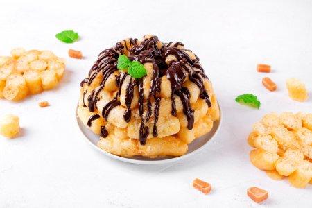 Торт из кукурузных палочек со сгущенкой без выпечки