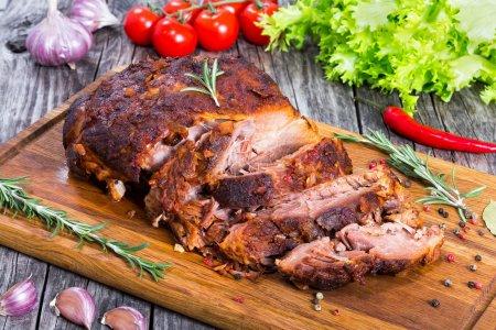 Свиная лопатка, запеченная целым куском в духовке