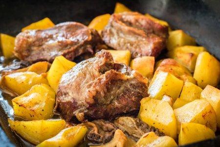 Свиная лопатка с картошкой в духовке – простой и вкусный рецепт