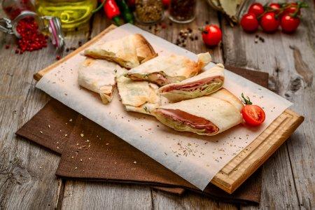 Лаваш с ветчиной и сыром в аэрогриле – быстрый и простой рецепт