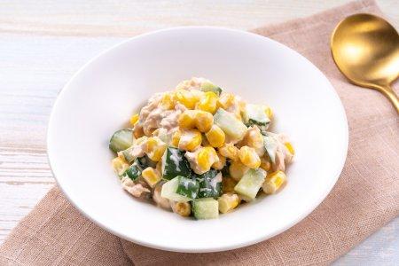 Салат с тунцом, яйцами, огурцами и кукурузой – очень вкусный рецепт