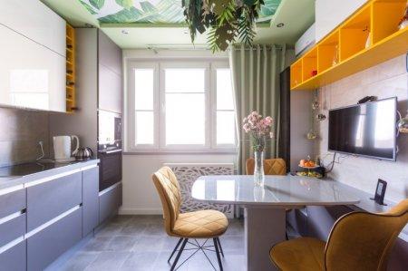 Натяжной потолок в маленькой кухне