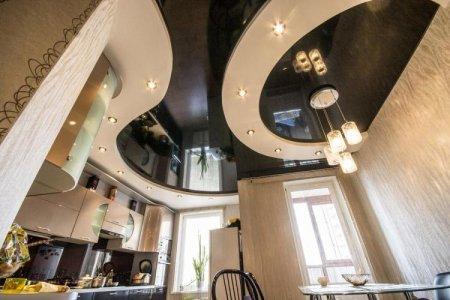 Глянцевые натяжные потолки на кухне