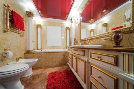 Глянцевые натяжные потолки в ванной комнате