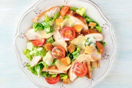 Быстрый салат с копченой курицей, помидорами и сухариками