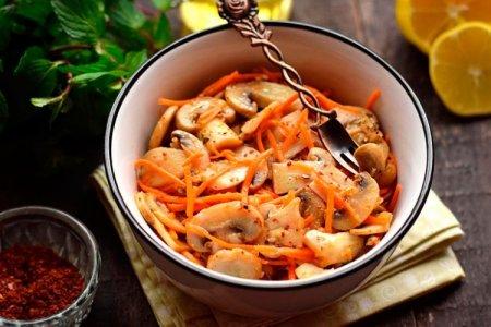 Салат Карусель с корейской морковью и гренками и Салат Карусель с корейской морковью. Классический рецепт с копченой курицей, гренками, ветчиной