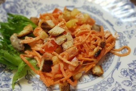 Салат Карусель с корейской морковью и гренками и Салат Карусель с корейской морковью. Классический рецепт с копченой курицей, гренками, ветчиной